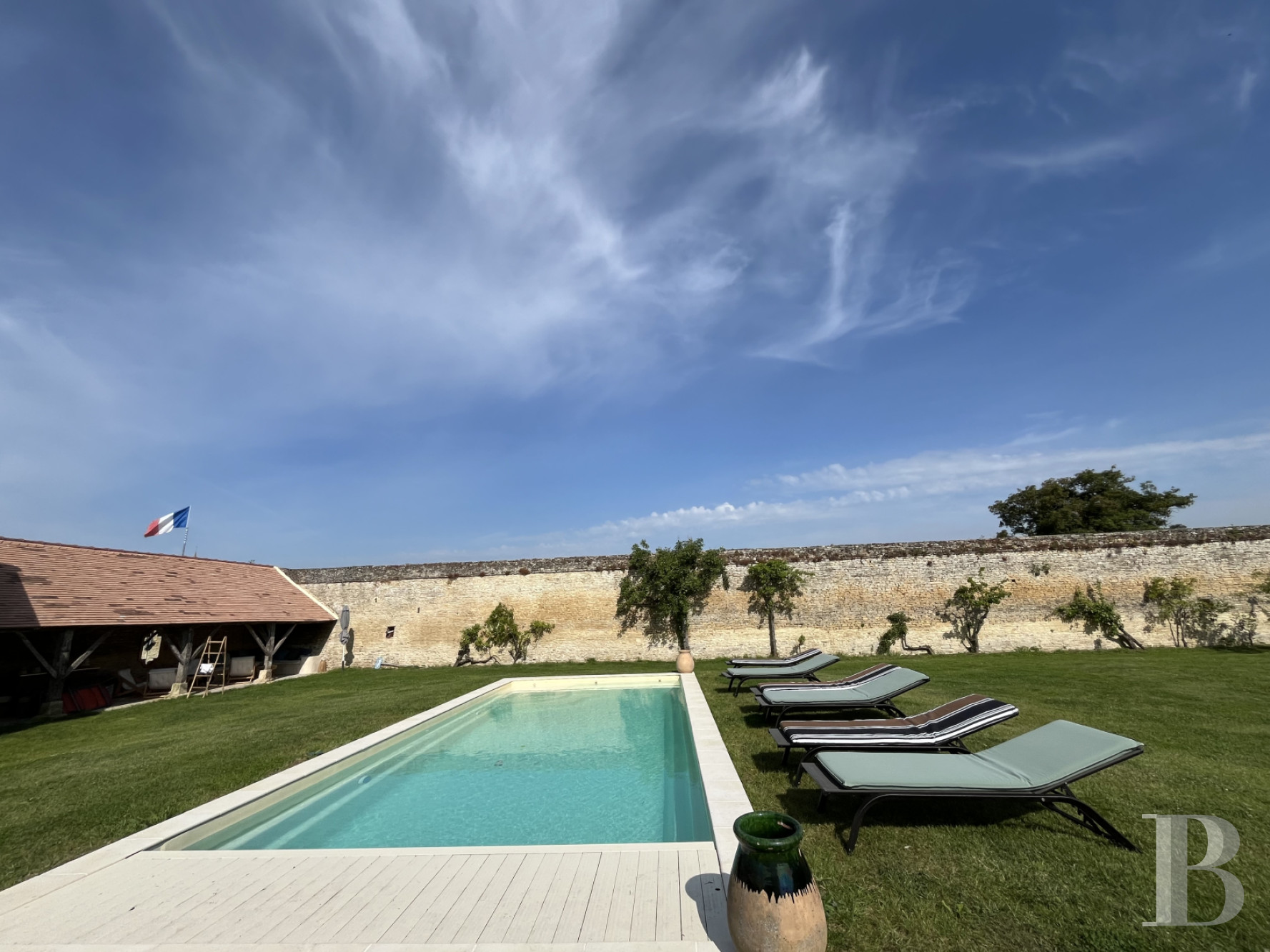 Dans le Calvados, au sud-est de Caen,  un château classique du 18e siècle tout en couleurs - photo  n°5